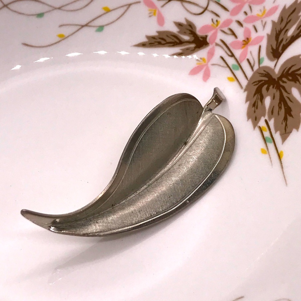 Vintage Giovanni Signed Feather Silver Tone Brooch Pin